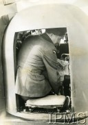 1940-1944, Wielka Brytania.
Mechanik w wieżyczce Wellingtona podczas przygotowań do lotu.
Fot. NN, Instytut Polski i Muzeum im. gen. Sikorskiego w Londynie [sygn. 2140-05]