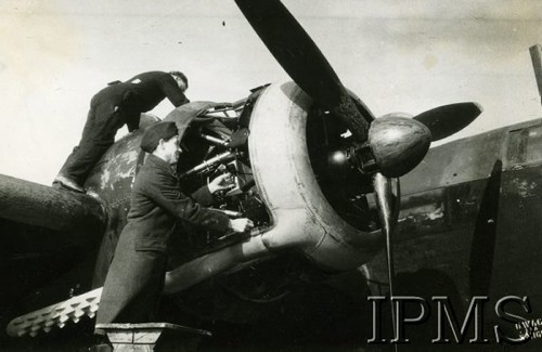 1940-1944, Wielka Brytania.
Mechanicy przygotowują bombowiec do lotu.
Fot. NN, Instytut Polski i Muzeum im. gen. Sikorskiego w Londynie