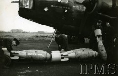 1941-1944, Wielka Brytania.
Transport bomb czeka na załadunek do komory bombowej samolotu. Napis na jednej z bomb: 