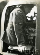 1940-1944, Wielka Brytania.
Mechanik w wieżyczce  Wellingtona podczas przygotowań do lotu.
Fot. NN, Instytut Polski i Muzeum im. gen. Sikorskiego w Londynie [sygn. 2140-04]