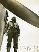 1940-1943, Wielka Brytania.
Pilot stojący na skrzydle samolotu.
Fot. NN, Instytut Polski i Muzeum im. gen. Sikorskiego w Londynie [sygn. 1892-8]