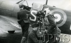 1940-1943, Wielka Brytania.
316 Dywizjon Myśliwski, pilot przygotowujący się do lotu.
Fot. NN, Instytut Polski i Muzeum im. gen. Sikorskiego w Londynie [sygn. 10638]