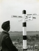 1940-1943, Wielka Brytania.
Polski lotnik stojący obok drogowskazu: 