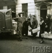 1940-1949, Wielka Brytania.
Przygotowywanie transportu Polskiego Czerwonego Krzyża. 
Fot. NN, Instytut Polski i Muzeum im. gen. Sikorskiego w Londynie  [szuflada 36]