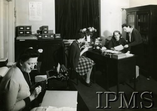 1940-1942, Londyn, Anglia, Wielka Brytania.
Biuro Polskiego Czerwonego Krzyża. 
Fot. NN, Instytut Polski i Muzeum im. gen. Sikorskiego w Londynie  [szuflada 36]