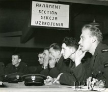 1940-1943, Wielka Brytania.
Polscy piloci podczas szkolenia. Na ścianie wisi tablica: 