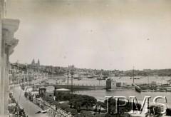 Czerwiec 1943, Malta.
Panorama portu na Malcie, która w czasie II wojny światowej była bazą okrętów podwodnych Wielkiej Brytanii.
Fot. NN, Instytut Polski i Muzeum im. gen. Sikorskiego w Londynie [szuflada 39, sygnatura 385305]