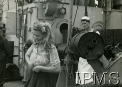 Wrzesień 1944, brak miejsca.
ORP Piorun, załoga okrętu przyjmuje wizytę kobiet. 
Fot. NN, Instytut Polski i Muzeum im. gen. Sikorskiego w Londynie [szuflada 39, sygnatura 40172]