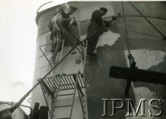 Sierpień 1944, brak miejsca.
ORP Piorun, marynarze usuwają starą farbę z komina.
Fot. NN, Instytut Polski i Muzeum im. gen. Sikorskiego w Londynie [szuflada 39, sygnatura 40188]