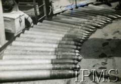 1940-1946, brak miejsca.
ORP Piorun, amunicja artyleryjska na pokładzie.
Fot. NN, Instytut Polski i Muzeum im. gen. Sikorskiego w Londynie [szuflada 39, sygnatura 40139]
