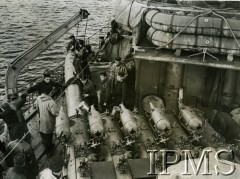 1940-1946, brak miejsca.
ORP Piorun, ładowanie torped.
Fot. NN, Instytut Polski i Muzeum im. gen. Sikorskiego w Londynie [szuflada 39, sygnatura 3831]