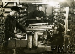 1940-1946, brak miejsca.
ORP Garland, przygotowywanie amunicji.
Fot. NN, Instytut Polski i Muzeum im. gen. Sikorskiego w Londynie [szuflada 39, sygnatura 32339]
