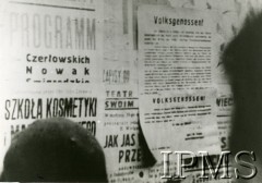 1939-1945, Polska.
Ludzie czytają ogłoszenia i obwieszczenia.
Fot. NN, Instytut Polski i Muzeum im. gen. Sikorskiego w Londynie [szuflada 41]