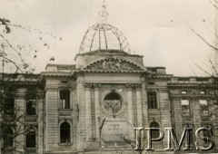 Jesień 1939, Warszawa, Polska. 
Budynek Generalnego Inspektoratu Sił Zbrojnych przy Alejach Ujazdowskich 3. Na fasadzie budynku napis: 