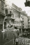 Wrzesień 1939, Warszawa, Polska. 
Fragment Domu Dochodowego Warszawskich Teatrów Rządowych przy ulicy Trębackiej 10 uszkodzonego niemiecką bombą. Za nim narożnik Hotelu Rzymskiego - Trębacka 8.
Fot. NN, Instytut Polski i Muzeum im. gen. Sikorskiego w Londynie [szuflada 58, brak sygnatury]