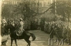 19.10.1919, Kraków, Polska.
Uroczystości wojskowe z udziałem Naczelnika Józefa Piłsudskiego i gen. Józefa Hallera. Podpis na odwrocie: 