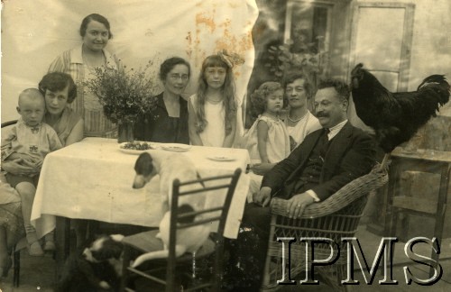 1918-1939, Polska.
Rodzina przy stole.
Fot. NN, Instytut Polski i Muzeum im. gen. Sikorskiego w Londynie  [teczka 120]