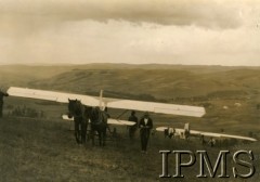 15.06.1932, Bezmiechowa, Polska.
Wciąganie szybowców pod górę na miejsce startu. Oryginalny podpis: 