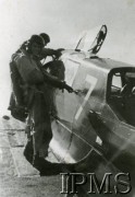 1939, Kraków, Polska.
21 Eskadra 2 Pułku Lotniczego - pchor. pilot Tadeusz Blicharz przy bombowcu 
