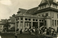25.07.1920, Zakopane, Polska.
Grupa osób podczas mszy świętej odprawianej na schodach przed budynkiem. Podpis na odwrocie: 