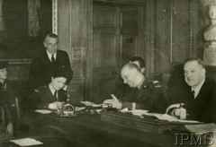 1940-1943, brak miejsca.
Za stołem, drugi od prawej, siedzi gen. Władysław Sikorski.
Fot. NN, Instytut Polski i Muzeum im. gen. Sikorskiego w Londynie