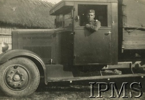 Przed 1939, Trembowla, woj. tarnopolskie, Polska.
Żołnierz w kabinie ciężarówki. Podpis: 