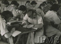1943, brak miejsca.
Grupa ochotniczek podczas lekcji.
Fot. NN, Instytut Polski i Muzeum im. gen. Sikorskiego w Londynie

