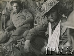 Maj 1944, Cassino, Włochy.
Grupa żołnierzy 2 Korpusu, z prawej żołnierz ranny w rękę podczas walki.
Fot. NN, Instytut Polski i Muzeum im. gen. Sikorskiego w Londynie