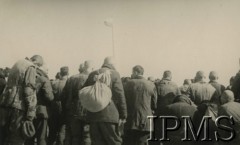 Marzec 1942, ZSRR.
Formowanie armii polskiej w Związku Radzieckim - ochotnicy, którzy dopiero dotarli do obozu, uczestniczą w mszy świętej. Podpis w albumie: 