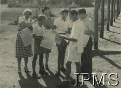 1942-1948, Indie.
Grupa osób czytająca gazetę 