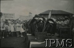 1943-1947, prawdopodobnie Valivade, Indie.
Uroczystość w osiedlu dla polskich uchodźców. Dzieci z transparentami o treści