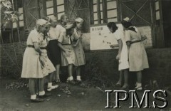 1943-1947, prawdopodobnie Valivade, Indie.
Uczennice czytają gazetkę szkolną 