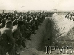 1942, Kermine, Uzbekistan, ZSRR.
Pogrzeb. Podpis oryginalny: 