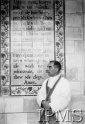 28.11.1943, Jerozolima, Palestyna.
Ksiądz Paulus podczas poświęcenia tablicy z Modlitwą Pańską, ufundowanej przez 8 Brygadę Strzelców w kościele 