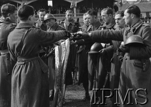 1940, okolice Parthenay, Francja.
Przysięga na sztandar żołnierzy 2 Dywizji Strzelców Pieszych. 
Fot. NN, Instytut Polski i Muzeum im. gen. Sikorskiego w Londynie