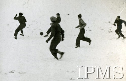 1940-1943, Szkocja, Wielka Brytania.
Polscy żołnierze grają w piłkę nożną na śniegu.
Fot. NN, Instytut Polski i Muzeum im. gen. Sikorskiego w Londynie