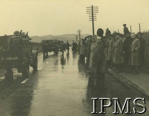 22.10.1940, Szkocja, Wielka Brytania.
Premier Wielkiej Brytanii Winston Churchill i Naczelny Wódz Polskich Sił Zbrojnych gen. Władysław Sikorski wizytują 1. Brygadę Strzelców. Na zdjęciu defilada, w pierwszym rzędzie stoją: W. Churchill, W. Sikorski, dowódca 1. Brygady Strzelców gen. Gustaw Paszkiewicz, w drugim rzędzie żona W. Churchilla - Clementine oraz ambasador RP w Wielkiej Brytanii Edward Raczyński (w ciemnym płaszczu i kapeluszu).
Fot. NN, Instytut Polski i Muzeum im. gen. Sikorskiego w Londynie [album 24 s. 28 - W. Sikorski i W. Churchill w Szkocji].