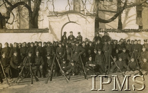 28.09.1930, Końska Wola k. Puław, Polska.
Żołnierze z  4. Kompanii 2. Batalionu Saperów Kaniowskich  przed kościołem świętego Jakuba.
Fot. NN, Instytut Polski i Muzeum im. gen. Sikorskiego w Londynie [Album pamiątkowy za lata 1930-1939 2-ego Pułku Saperów Kaniowskich]