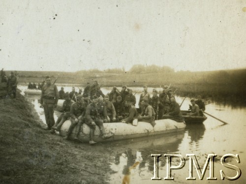 1932, Wołyń, Polska.
Żołnierze 2. Batalionu Saperów Kaniowskich biorą udział w manewrach.  Ćwiczenia z ładowania łodzi.
Fot. NN, Instytut Polski i Muzeum im. gen. Sikorskiego w Londynie [Album pamiątkowy za lata 1930-1939 2-ego Pułku Saperów Kaniowskich]