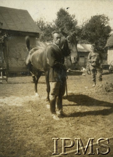 1932, Wołyń, Polska.
Żołnierz 2. Batalionu Saperów Kaniowskich (prawdopodobnie fotograf). Oryginalny podpis: „Mój współtowarzysz na ćwiczeniach „koń walach” Irys (15-to latek)”.
Fot. NN, Instytut Polski i Muzeum im. gen. Sikorskiego w Londynie [Album pamiątkowy za lata 1930-1939 2-ego Pułku Saperów Kaniowskich]