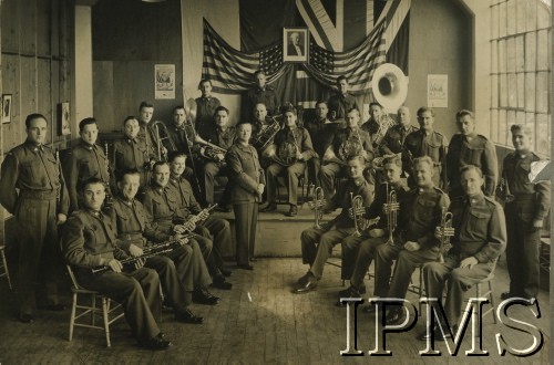 1940-1943, Windsor, Kanada.
Orkiestra wojskowa.  Na ścianie widać flagi amerykańskie i portret Ignacego Paderewskiego. Oryginalny podpis: 