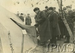 Zima 1941, Tockoje, ZSRR.
Generał Władysław Anders zagląda do żołnierskiego namiotu podczas inspekcji w 6 Dywizji Piechoty.
Fot. NN, Instytut Polski i Muzeum im. gen. Sikorskiego w Londynie