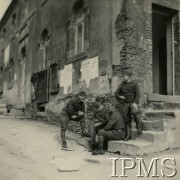 1940, Guer, Francja.
Żołnierze z 2 kompanii 1 Pułku Piechoty przed budynkiem. Podpis: 