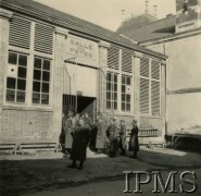 Wiosna 1940, Guer, Francja.
Kompania gospodarcza, grupa żołnierzy przed budynkiem sali zabaw.
Fot. NN, Instytut Polski i Muzeum im. gen. Sikorskiego w Londynie