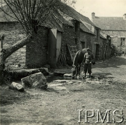 Wiosna 1940, Guer, Francja.
Żołnierz poi konia na podwórku, z lewej budynki gospodarcze.
Fot. NN, Instytut Polski i Muzeum im. gen. Sikorskiego w Londynie