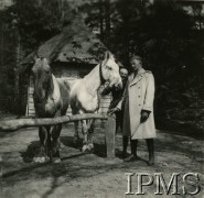 1940, Guer, Francja.
Kpt. Edward Mazurkiewicz stoi obok koni.
Fot. NN, Instytut Polski i Muzeum im. gen. Sikorskiego w Londynie
