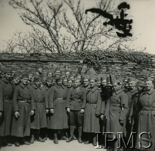 Wiosna 1940, Guer, Francja.
3 kompania 1 Pułku Piechoty, w środku stoi ppor. Herbert Garcorz.
Fot. NN, Instytut Polski i Muzeum im. gen. Sikorskiego w Londynie
