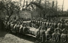 Wiosna 1940, Guer, Francja.
Święcone w 9 kompanii 1 Pułku Piechoty, żołnierze siedzą przy stołach.
Fot. NN, Instytut Polski i Muzeum im. gen. Sikorskiego w Londynie