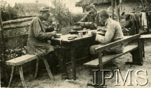 1919-1920, brak miejsca.
Trzej ułani siedzą przy stole podczas posiłku.
Fot. NN, Instytut Polski i Muzeum im. gen. Sikorskiego w Londynie

