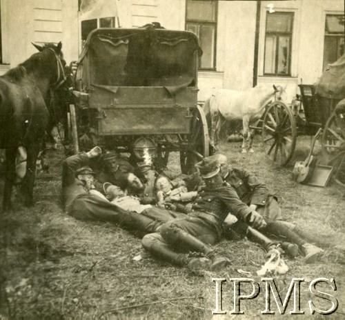 1919-1920, brak miejsca.
Ułani 15 Pułku leżą obok wozu, z prawej, oparta o drugi wóz, stoi gitara.
Fot. NN, Instytut Polski i Muzeum im. gen. Sikorskiego w Londynie

